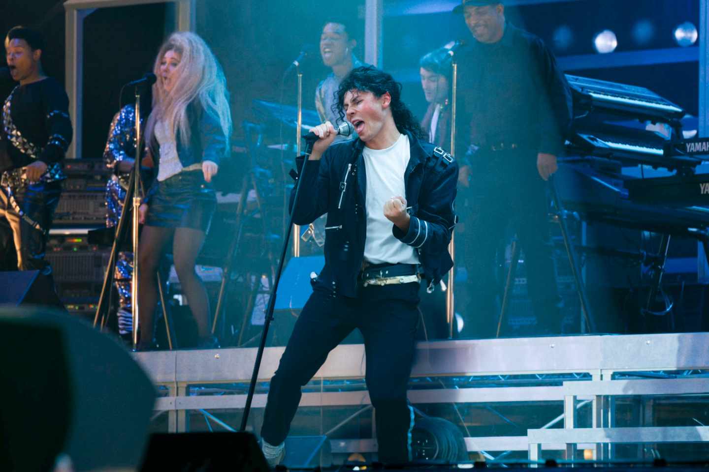 Alex Jackson imitateur et sosie de Michael Jackson interprète Bad sur scène en France
